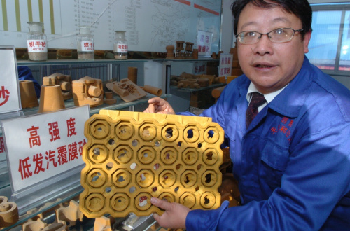 河北承德市圍場(chǎng)滿族蒙古族自治縣某企業(yè)職工秦升旺在展示他研發(fā)的硅沙干擦專(zhuān)利技術(shù)生產(chǎn)的產(chǎn)品（1月27日攝）。河北省首家職工技術(shù)創(chuàng)新成果交易中心于2015年5月在承德市圍場(chǎng)滿族蒙古族自治縣總工會(huì)掛牌，交易中心依托現(xiàn)代多媒體網(wǎng)絡(luò)信息技術(shù)，搭建職工技術(shù)創(chuàng)新成果交易平臺(tái)，收集職工的技術(shù)創(chuàng)新成果，構(gòu)建大數(shù)據(jù)庫(kù)，通過(guò)互聯(lián)網(wǎng)向企業(yè)和社會(huì)發(fā)布，積極促成知識(shí)產(chǎn)權(quán)交易和創(chuàng)新成果轉(zhuǎn)化，大大激發(fā)職工“全民創(chuàng)業(yè)、萬(wàn)眾創(chuàng)新”。截至目前，交易平臺(tái)共收集職工創(chuàng)新成果229項(xiàng)，完成創(chuàng)新成果交易14項(xiàng)，交易額達(dá)到86萬(wàn)元。新華社記者 王廣壯 攝