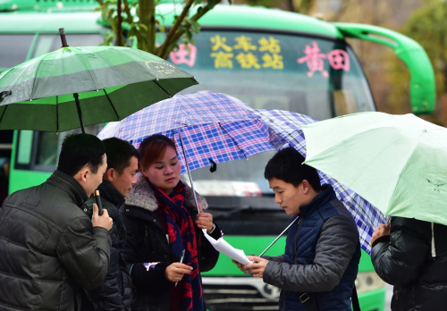 1月28日，寧德市古田縣節(jié)前督查小組在古田縣旅游集散中心車站，對(duì)春節(jié)期間的旅游預(yù)定訂單情況進(jìn)行突擊抽查。新華社記者 魏培全 攝