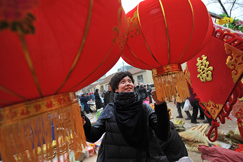 1月28日，市民在山東省青島市泊里年貨大集上選購(gòu)紅燈籠。