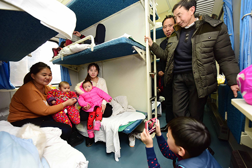 1月28日，乘坐“幸福列車”的旅客在車上留影。