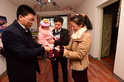 1月27日，工作人員將“幸福列車”車票送到在滬務(wù)工的陜西籍務(wù)工人員家中。