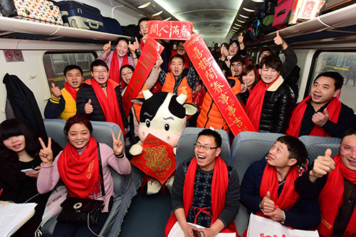 1月28日，“幸福列車”工作人員為旅客贈送新春大禮包。1月29日凌晨，在上海、江蘇等地務(wù)工的600多名陜西籍農(nóng)民工乘坐“幸福列車”抵達(dá)西安站，歡歡喜喜回家過年。據(jù)悉，為確保陜西籍務(wù)工人員順利、平安回家過年，陜西省政府會同西安鐵路局等單位專程開出該趟“幸福列車”，免費(fèi)接陜西籍農(nóng)民工回家過年。