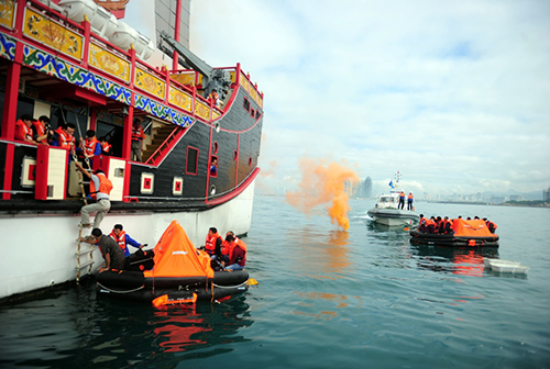 1月29日，在海南三亞市情人灣海域進(jìn)行的旅游船海上棄船演習(xí)中，“船員”撤離旅游船。