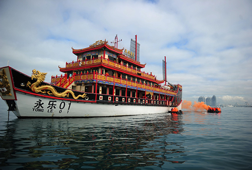 1月29日，在海南三亞市情人灣海域進(jìn)行的旅游船海上棄船演習(xí)中，“船員”撤離旅游船。當(dāng)日，海南省三亞市2016年旅游船海上棄船演習(xí)在情人灣海域舉行，相關(guān)部門進(jìn)行了救生筏布放、旅客逃生、海上救援等科目的演習(xí)，以檢驗(yàn)三亞轄區(qū)海上應(yīng)急力量的協(xié)調(diào)配合能力，提高轄區(qū)旅游客船企業(yè)對(duì)應(yīng)急事件的處置能力，積極備戰(zhàn)春節(jié)旅游黃金周。