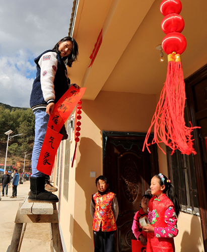 1月28日，會澤縣紙廠鄉(xiāng)小路溝村群眾在新居貼春聯(lián)。1月28日，地處魯?shù)榈卣馂膮^(qū)的云南省會澤縣紙廠鄉(xiāng)小路溝村河坎集中安置點的102戶受災群眾舉行集體喬遷慶典，遷新居、迎新春、過新年。據(jù)會澤縣重建辦介紹，截至28日，全縣11839戶民房重建已竣工11782戶，已入住11706戶。2014年8月3日，昭通市魯?shù)榭h發(fā)生6．5級地震，會澤縣有2萬多戶民房需要修復加固，1萬多戶需拆除重建。