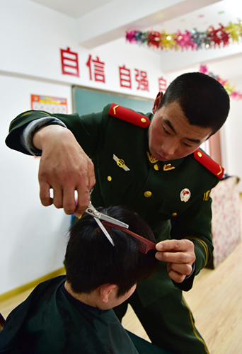 1月29日，武警戰(zhàn)士成允鵬給兒童福利院的孩子理發(fā)。當(dāng)日，武警安徽總隊(duì)第二支隊(duì)巢湖市中隊(duì)官兵在巢湖市兒童福利院開(kāi)展“大手拉小手·獻(xiàn)愛(ài)迎新春”活動(dòng)，武警官兵與孩子們互動(dòng)游戲，幫助他們整理個(gè)人衛(wèi)生，給孩子們帶來(lái)了食品、玩具、衣服等慰問(wèn)物品，為孩子們送上一份新春祝福。