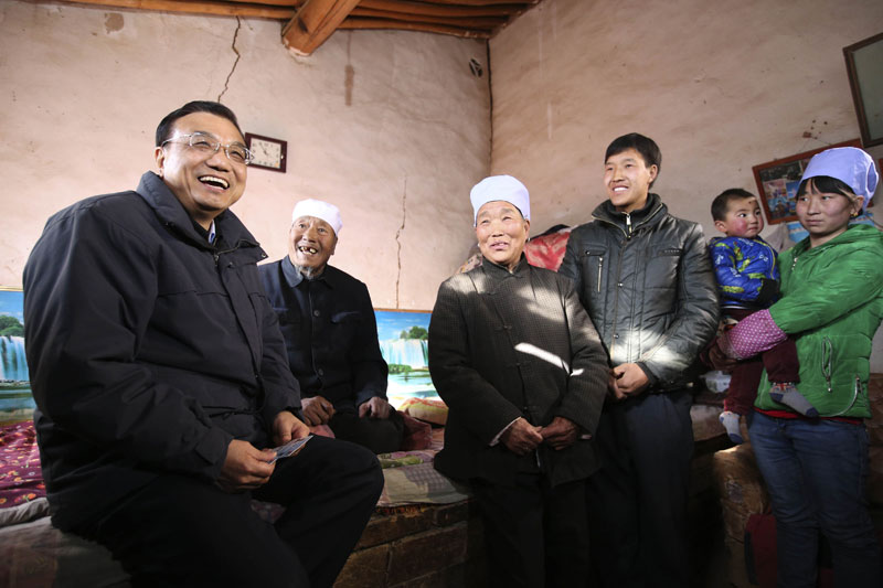 沿著崎嶇山路顛簸1個多小時后，李克強1日下午來到寧夏固原西吉縣半子溝村特困戶王旗家中。70歲的王旗癱瘓在床，只能靠低保生活?？偫碜屑?xì)詢問低保發(fā)放、大病醫(yī)保報銷等情況。深入談到低保發(fā)放具體細(xì)節(jié)時，他特意把民政部長叫到身邊，要求落實相關(guān)事項。