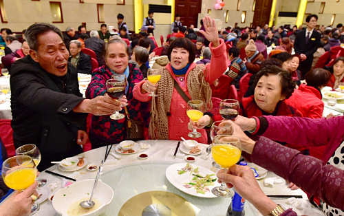 2月2日，在“紅十字愛(ài)心年夜飯”活動(dòng)現(xiàn)場(chǎng)，困難家庭代表們共同舉杯。當(dāng)日，600多名來(lái)自福州城區(qū)的孤寡老人、孤兒等共聚一堂，參加“紅十字愛(ài)心年夜飯”活動(dòng)。他們每人還獲得一份價(jià)值200多元的“愛(ài)心年貨大禮包”。據(jù)統(tǒng)計(jì)，福建省紅十字會(huì)已經(jīng)連續(xù)18年在元旦、春節(jié)期間開(kāi)展“紅十字博愛(ài)送萬(wàn)家”活動(dòng)，共籌集人道救助慰問(wèn)物資價(jià)值7080多萬(wàn)元，受益群眾22.08萬(wàn)戶(hù)78萬(wàn)余人。新華社記者 魏培全 攝