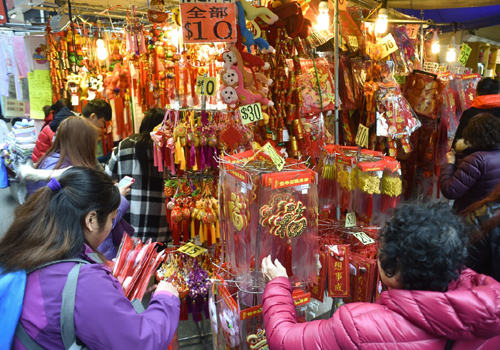 2月2日，市民在香港一處年宵市場(chǎng)購(gòu)買(mǎi)新春裝飾。新華社發(fā)（伍永健 攝）