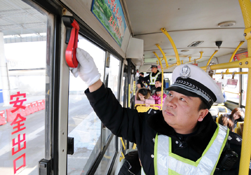 2月3日，在河北省S222省道沙河段白塔春運安檢服務(wù)站，沙河市交警大隊民警檢查客運車輛裝備的救生安全錘。為保障春運安全，河北省邢臺市在全市范圍內(nèi)的國省主干道上設(shè)立春運安檢服務(wù)站，加強對7座以上客車、微型面包車、危險品運輸車的檢查力度，消除超員、客貨混裝、疲勞駕駛等安全隱患，為“平安春運”保駕護航。新華社記者 朱旭東 攝