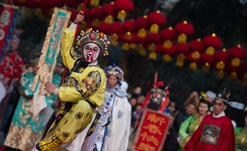 2月8日，“金猴鬧春”表演在成都武侯祠大廟會上演。當(dāng)日是農(nóng)歷大年初一，各地群眾通過多種方式祈福許愿，迎接農(nóng)歷新年。