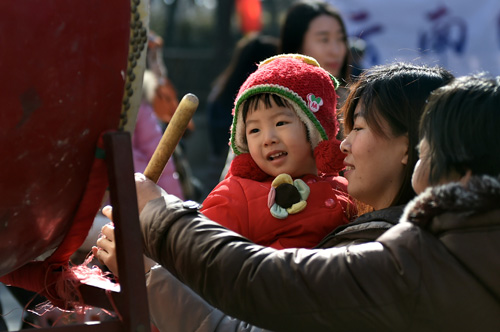 2月8日，一位小朋友在濟南千佛山祈福會上敲鼓祈福。