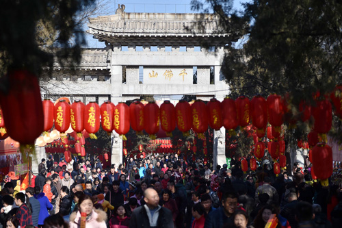 2月8日，濟南千佛山張燈結(jié)彩，新春傳統(tǒng)祈福會吸引了數(shù)萬市民登山許愿。