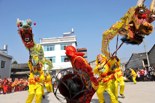 2月8日，在浙江省臺(tái)州市仙居縣皤灘鄉(xiāng)板橋村，村民在進(jìn)行舞地龍表演。