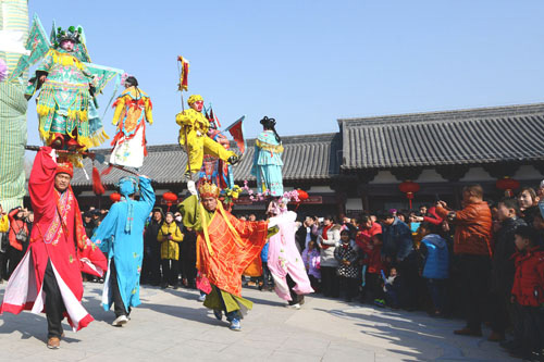 2月8日，在安徽阜陽(yáng)生態(tài)園迎賓廣場(chǎng)，民間藝人在表演肘閣抬閣。