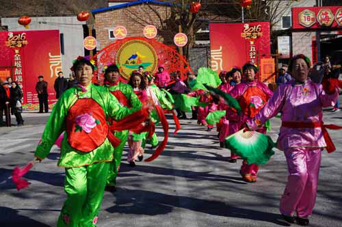 2月8日，在北京市昌平區(qū)十三陵鎮(zhèn)麻峪房村，村民在進(jìn)行民俗表演。