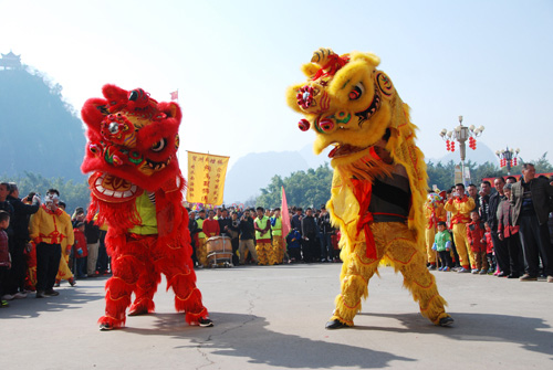 2月8日，在廣西賀州市八步區(qū)，人們?cè)谖瑾{歡慶新春佳節(jié)。