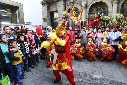 2月8日，在浙江杭州清河坊歷史街區(qū)，“美猴王”率領(lǐng)巡游隊(duì)伍表演送福。