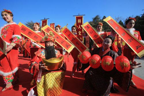 2月8日，在河南省開封市翰園碑林舉辦的祭祖大廟會(huì)上，演員在表演文藝節(jié)目。