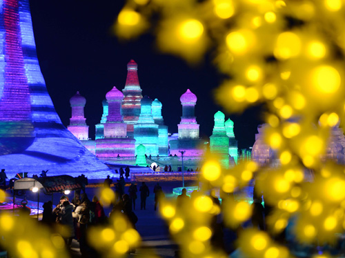 2月8日，游客在哈爾濱冰雪大世界園區(qū)內(nèi)游玩。