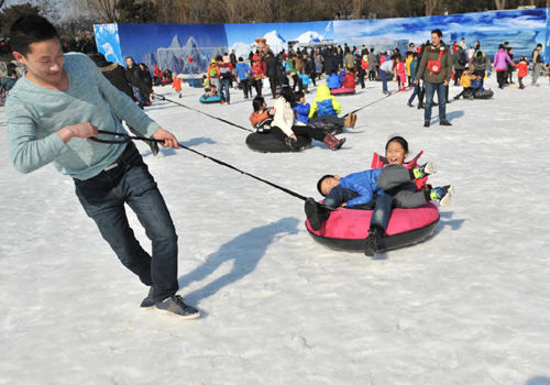 2月9日，游客在北京陶然亭公園的冰雪嘉年華上玩雪圈。新華社記者 陳海通 攝