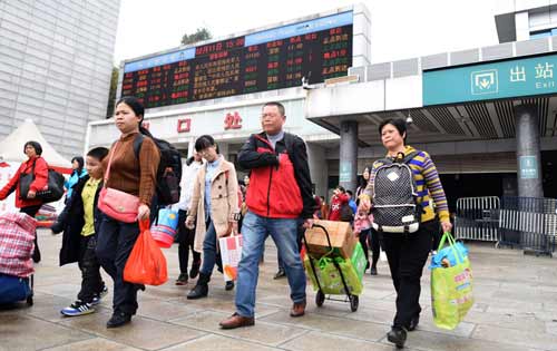 2月11日，旅客走出廣州火車站。當(dāng)日是正月初四，記者從中國鐵路總公司獲悉，全國鐵路預(yù)計發(fā)送旅客769萬人次，預(yù)計加開旅客列車346列，其中跨鐵路局中長途旅客列車117列，鐵路局管內(nèi)旅客列車229列。新華社記者 盧漢欣 攝