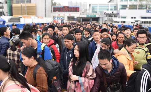 2月11日，旅客走出廣州火車站。新華社記者 盧漢欣 攝