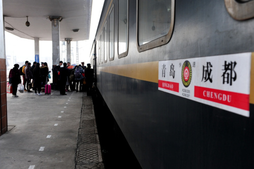 2月11日，旅客在河南南陽火車站準(zhǔn)備乘車。新華社發(fā)（馮大鵬 攝）
