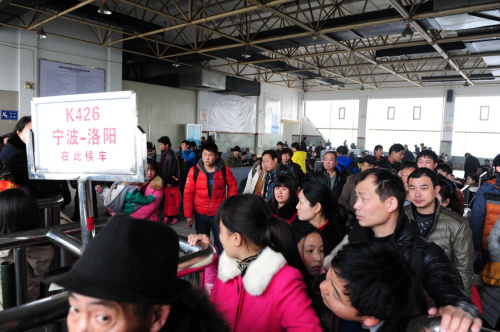 2月11日，旅客在河南南陽火車站檢票進站。新華社發(fā)（馮大鵬 攝）