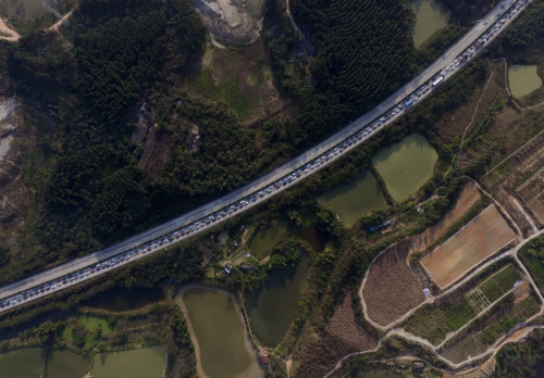 2月12日，車輛排隊在廣西南寧市繞城高速公路緩慢通行。新華社記者 黃孝邦 攝