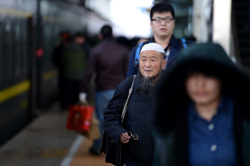 2月12日，西寧火車站，來自青海化隆的回族老人馬三元（右二）準備乘車前往武昌，他在武昌經(jīng)營著一家拉面館。新華社記者 張宏祥 攝