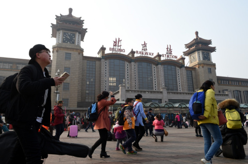 2月12日，在北京火車站，旅客走過站前廣場。當日是正月初五，隨著春節(jié)假期接近尾聲，探親、旅游的人們陸續(xù)返程，全國各地迎來返程客流高峰。新華社記者 鞠煥宗 攝