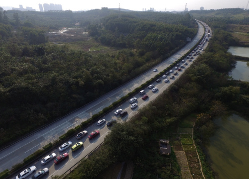 2月12日，車輛排隊在廣西南寧市繞城高速公路緩慢通行。新華社記者 黃孝邦 攝
