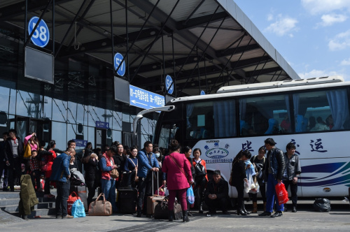 2月12日，乘客在貴陽金陽客車站內(nèi)候車。新華社記者 歐東衢 攝