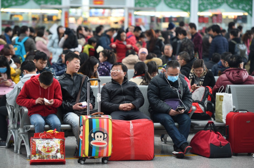 2月12日，旅客在銀川火車站候車大廳候車。新華社記者 王鵬 攝