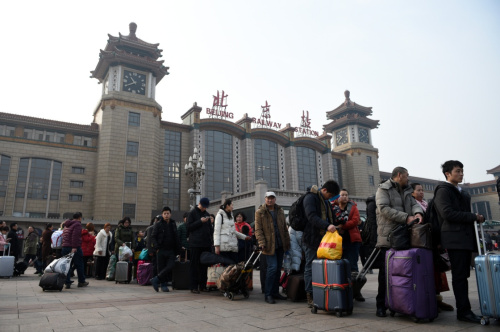2月12日，在北京火車站，旅客在排隊等候出租車。新華社記者 鞠煥宗 攝