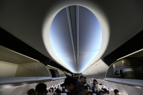 2月11日，由青島飛往江蘇南通的一架飛機抵達機場，乘客準備下飛機。新華社發(fā)（許叢軍 攝）