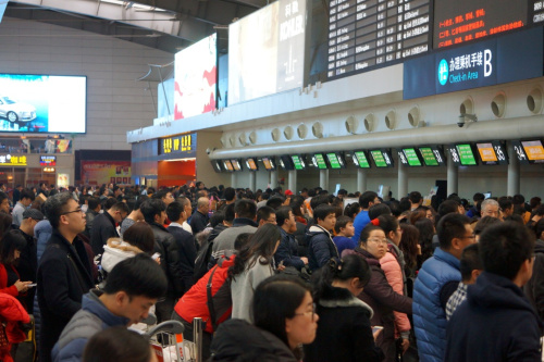 2月12日，在大連周水子國際機場，旅客在等待辦理登機。2月11日起，遼南地區(qū)出現(xiàn)降水過程，受低云天氣影響，從2月11日至2月12日19時，大連周水子國際機場共有102架次航班取消，22架次航班備降周邊機場，1架次航班返航，大量乘客滯留航站樓。隨著天氣好轉(zhuǎn)，該機場航班起降正在陸續(xù)恢復中。新華社記者 鄒儉樸 攝