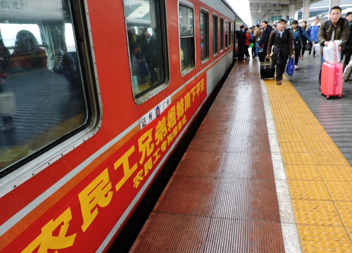 2月12日，旅客在達(dá)州火車(chē)站登上前往廣州的“農(nóng)民工南下專(zhuān)列”。當(dāng)日，成都鐵路局達(dá)州火車(chē)站針對(duì)四川達(dá)州市的農(nóng)民工南下熱潮，開(kāi)行達(dá)州始發(fā)前往廣州的“農(nóng)民工南下專(zhuān)列”，緩解農(nóng)民工出行壓力。新華社發(fā)（鄧良奎 攝）