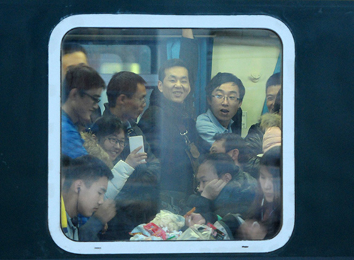 2月13日，江西九江火車站，旅客搭乘火車出行。