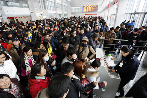 2月13日，旅客在江蘇連云港贛榆汽車客運總站候車大廳內(nèi)準備檢票乘車。據(jù)交通運輸部2月14日消息，2月7日至13日春節(jié)黃金周期間，全國旅客發(fā)送量達4億人次，比去年同期增長6.7%。其中鐵路4777.6萬人次，增長6.1%；道路3.33億人次，增長7.0%；水運1009萬人次，增長3.2%；民航854.4萬人次，增長2.9%。