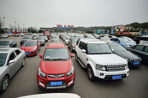 2月13日，車輛在渝昆高速重慶九龍坡收費站緩慢通過。