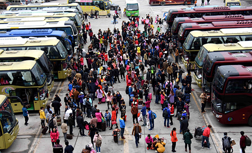 2月13日，旅客在貴州省銅仁市松桃苗族自治縣的一處客車站等待發(fā)車。