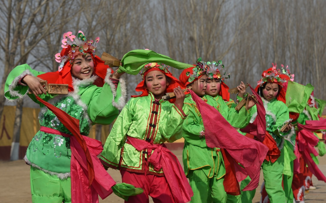 2月15日，河北孟村回族自治縣王帽圈村的中小學(xué)生在練習(xí)帽派落子。寒假期間，河北滄州孟村回族自治縣王帽圈村20多名中小學(xué)生在當(dāng)?shù)孛耖g藝人王洪濤的指導(dǎo)下，學(xué)習(xí)該村約有200年歷史的“非遺”——帽派落子。帽派落子是滄州落子的分支，融合舞蹈和武術(shù)動(dòng)作于一體，具有濃郁的地方特色。孩子們通過(guò)學(xué)習(xí)身邊的“非遺”，感受家鄉(xiāng)傳統(tǒng)民間文化的魅力。新華社發(fā)（傅新春 攝）