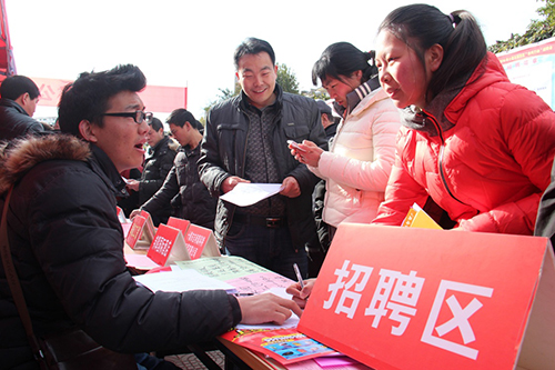 2月16日，求職者在湖北省十堰市鄖陽(yáng)區(qū)2016年“春風(fēng)行動(dòng)”大型招聘會(huì)上咨詢。
