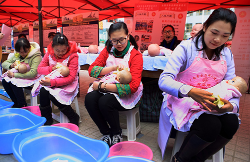 2月16日，在廣西河池鳳山縣“春風(fēng)行動(dòng)”招聘會(huì)上，一家政服務(wù)企業(yè)工作人員向求職者演示招聘崗位的工作。