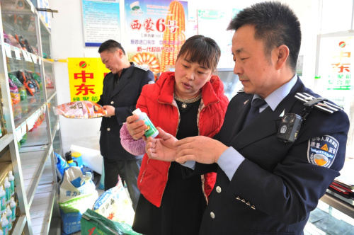 2月17日，在寧夏鹽池縣，縣市場(chǎng)監(jiān)督管理局的行政執(zhí)法人員在對(duì)一家農(nóng)資公司出售的農(nóng)藥進(jìn)行檢查。新華社記者 彭昭之 攝