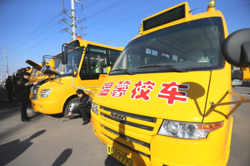 2月18日，山東青島交運(yùn)集團(tuán)即墨分公司的技術(shù)人員在檢查校車(chē)的安全狀況。新華社發(fā)（梁孝鵬 攝）