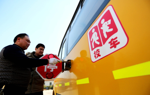 2月18日，江蘇東?？h駝峰中心小學(xué)的校車(chē)駕駛員對(duì)校車(chē)進(jìn)行安全檢查。新學(xué)期開(kāi)學(xué)在即，江蘇省連云港市東?？h開(kāi)展校車(chē)安全專(zhuān)項(xiàng)大檢查，組織相關(guān)技術(shù)人員對(duì)轄區(qū)校車(chē)進(jìn)行集中檢查維護(hù)，消除各類(lèi)校車(chē)安全隱患，確保學(xué)生乘車(chē)安全。新華社發(fā)（張開(kāi)虎 攝）