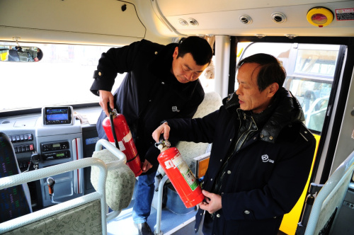 2月18日，駕駛員對(duì)江蘇省太倉(cāng)市校車(chē)配備的滅火器進(jìn)行安全檢查。新學(xué)期開(kāi)學(xué)在即，江蘇省太倉(cāng)市對(duì)校車(chē)展開(kāi)全面安全檢查，確保新學(xué)期學(xué)生乘車(chē)安全。新華社發(fā)（計(jì)海新 攝）
